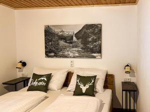 锡贝塔尔Spitzen Blicke – Apartments的客厅配有沙发和墙上的绘画