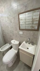 莫龙.Amplio y completo depto en Morón的白色的浴室设有卫生间和水槽。