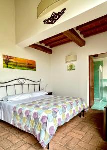圣吉米纳诺卡帕纳1826农家乐的卧室配有一张床