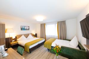 巴塞尔阿尔法酒店的酒店客房,配有床和沙发