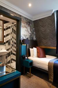 伦敦The Portico Hotel的酒店客房,配有床和镜子