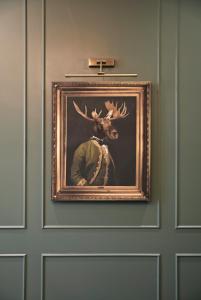 伦敦The Portico Hotel的门上一幅鹿头的画