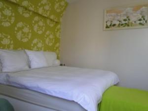 布鲁塞尔扎林别墅住宿加早餐酒店的一张带白色床单和枕头的床