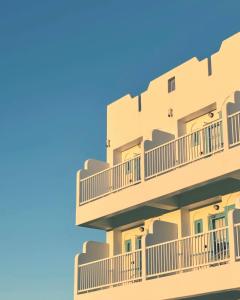 南湾Little Greece 希腊小镇・垦丁第一家洞穴设计旅店  的带阳台的蓝色天空建筑