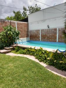 戈多伊克鲁斯Alquiler Casa con pileta的一座建筑后院的游泳池