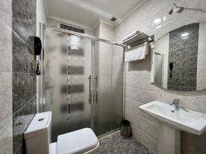 巴库Mensen Hotel Baku的带淋浴、卫生间和盥洗盆的浴室