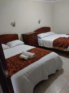 ValeraMonte Gocta的酒店客房,配有两张带白色床单的床