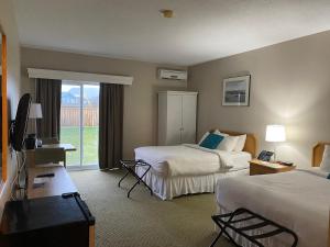 洛基港海景酒店的酒店客房设有两张床和电视。