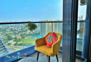 加济阿巴德Super Luxurious Stay at Biggest Mall Galaxy Blue Sapphire,Bar, Club, US Cinemas, Food Court, SuperMart etc, by Taj Studios的市景客房的椅子