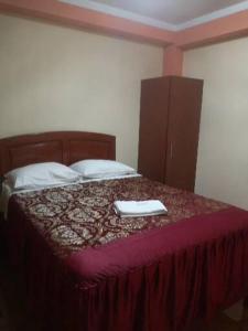 塔克纳Hotel Lucero Real的一间卧室配有一张床,上面有两条毛巾