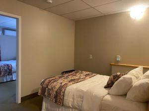 洛基港海景酒店的酒店客房设有床和窗户。
