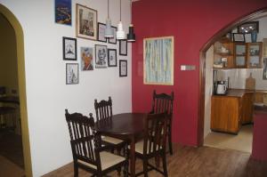 莫希Blue Cactus Shanty的一间设有桌子和一些墙上照片的用餐室