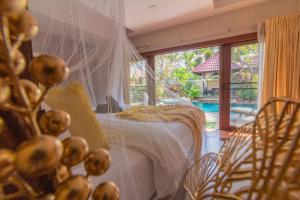 南芭堤雅Bali Haven 3BR PrivatePool Villa的一间卧室设有一张床和一个大窗户