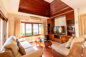 南芭堤雅Bali Haven 3BR PrivatePool Villa的客厅配有两张沙发和一台电视机