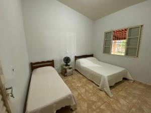圣罗克迪米纳斯Jardim Canastra的一间卧室设有两张床和窗户。