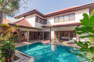 南芭堤雅Bali Haven 3BR PrivatePool Villa的游泳池别墅的图象
