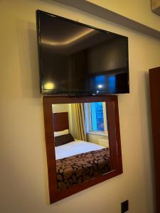 AltındağAnkara Santral Otel的挂在卧室墙上的镜子