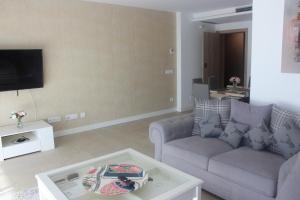 马拉加La Cala de Mijas Apartment的客厅配有两张沙发和一张咖啡桌