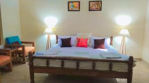 Paliā KalānJungle Heritage的一间卧室配有红色枕头的床