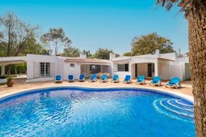 阿尔布费拉Villa AlGharif by Algarve Vacation的别墅前设有游泳池