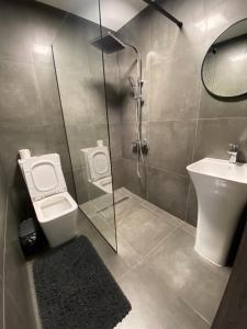 BagnaSoul House的带淋浴、卫生间和盥洗盆的浴室