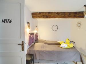 卡斯泰尔诺达里Le Grand Bassin的一间卧室,床上有黄鸭