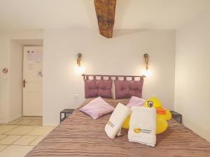 卡斯泰尔诺达里Le Grand Bassin的一间卧室,配有一张大床,上面有一只鸭子