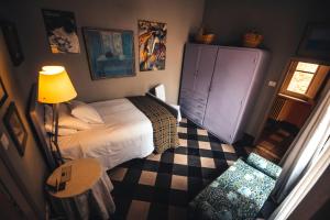 费尔莫罗姆宫阿达米旅馆的一间卧室配有带灯具和梳妆台的床