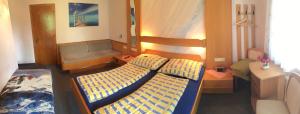 法克湖畔埃格姆伦海姆旅馆的一间设有两张床和一张沙发的房间