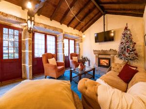 蓬德利马Cantinho d'Azenha的客厅配有圣诞树和沙发