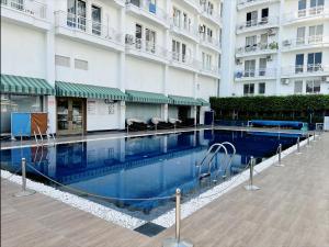 勒克瑙Country Inn & Suites Lucknow Gomti Nagar的大楼前的大型游泳池