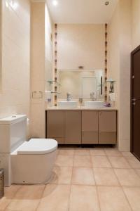 布尔加斯Casa di Bakalovi的一间带卫生间和两个盥洗盆的浴室
