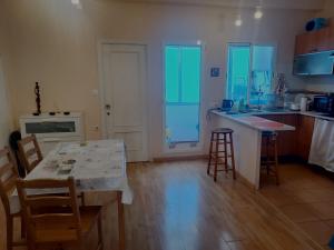 瓦伦西亚Cozy Private Room的一间带桌椅的厨房和一间带蓝光灯的厨房