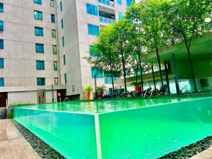 吉隆坡Summer suites KLCC by cozy stay的大楼前的游泳池