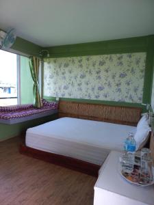 索拉哈Shiva's Hippies Colony的一间卧室设有一张大床和一个窗户。