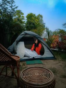菩提伽耶Hostel Osara的女人坐在帐篷里