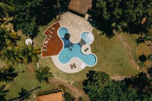 普拉亚多斯卡内罗斯班格多哥美罗若旅馆的公园内游泳池的空中景观