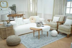 Ban Bang Phaiheaven的客厅配有白色沙发和两把椅子