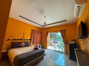 格兰岛Crypto Resort - Koh Larn的一间卧室设有一张床和一个大窗户