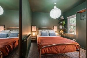 贝尔法斯特The Wellesley的绿墙客房内的两张床