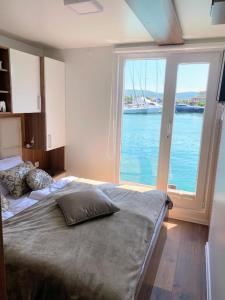 波尔托罗FLOATING SEA HOUSE AURORA的一间卧室配有一张床,享有水景