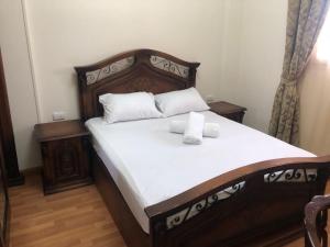 赫尔格达viola villa in magawish的卧室配有一张带白色床单和枕头的大床。