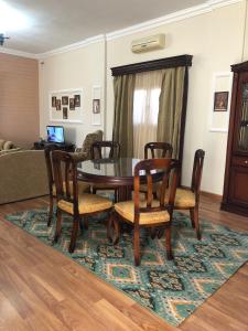 赫尔格达viola villa in magawish的一间位于地毯上的带桌椅的用餐室