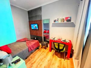 里约热内卢O Berço do Samba Carioca的一间卧室配有一张床和一张红色的桌子