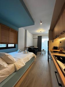 阿格里尼翁Ocean-Πολυτελές διαμέρισμα στο Αγρίνιο的酒店客房带一张床和一个厨房