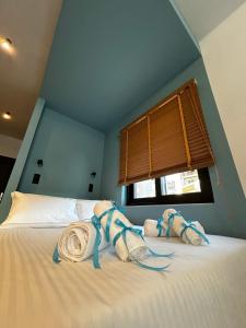 阿格里尼翁Ocean-Πολυτελές διαμέρισμα στο Αγρίνιο的一间卧室配有带毛巾的床