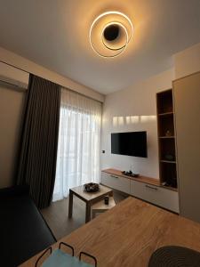 阿格里尼翁Ocean-Πολυτελές διαμέρισμα στο Αγρίνιο的带沙发和电视的客厅