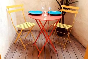尼姆Cachet Cosy的红桌,带两把椅子和两杯酒杯