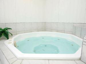 格隆霍10 person holiday home in L kken的白色浴室设有大浴缸