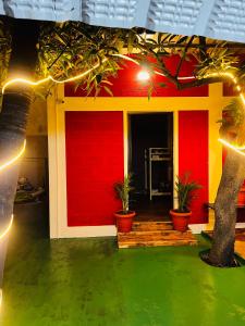 蓬蒂切里Hostel kuruku santhu colive的一座红墙和盆栽植物的房子